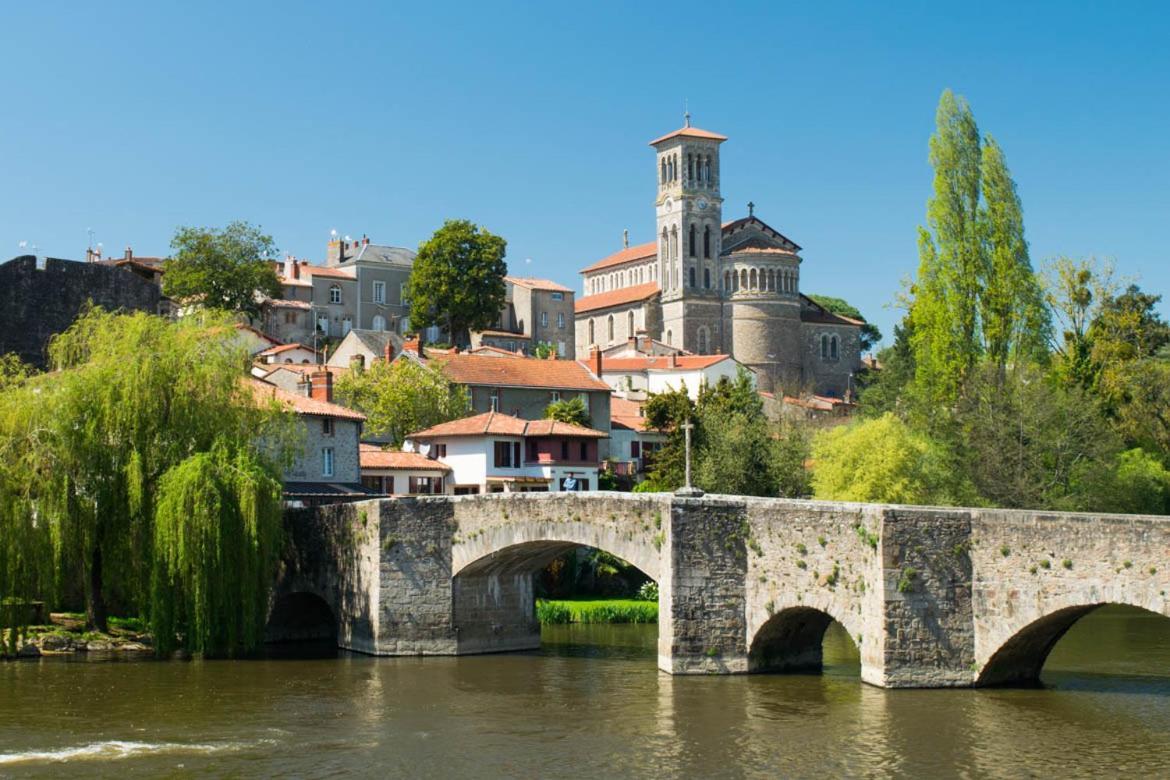 לינה וארוחת בוקר Montfaucon-Montigne Domaine Le Jardin Suspendu - Piscine Chauffee - Proche Parc Puy Dufou מראה חיצוני תמונה